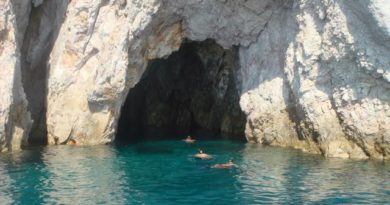 Cyclades en catamaran : 7 îles authentiques loin du tourisme de masse